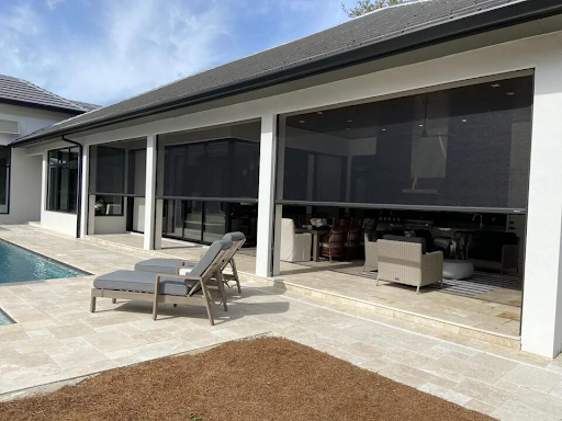 Retractable vs Fixed Screens